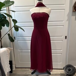 Elegant Burgundy Strapless Dress